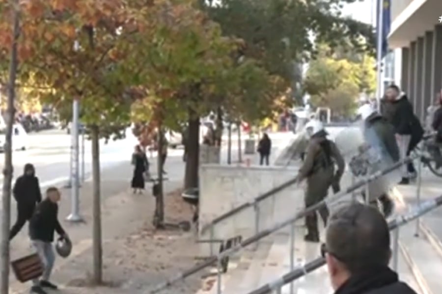 Επεισόδια έξω από τα δικαστήρια Θεσσαλονίκης ενόψει της δίκης για τη δολοφονία Καμπανού