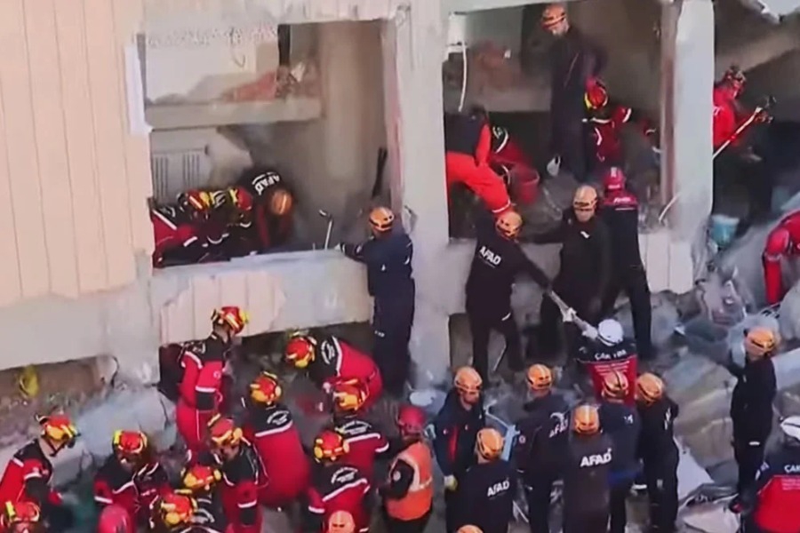 Κατέρρευσε επταώροφο κτίριο κοντά στην Κωνσταντινούπολη