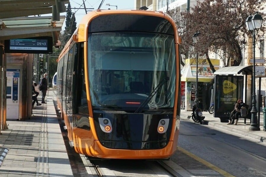 Πειραιάς: Σύγκρουση τραμ με λεωφορείο