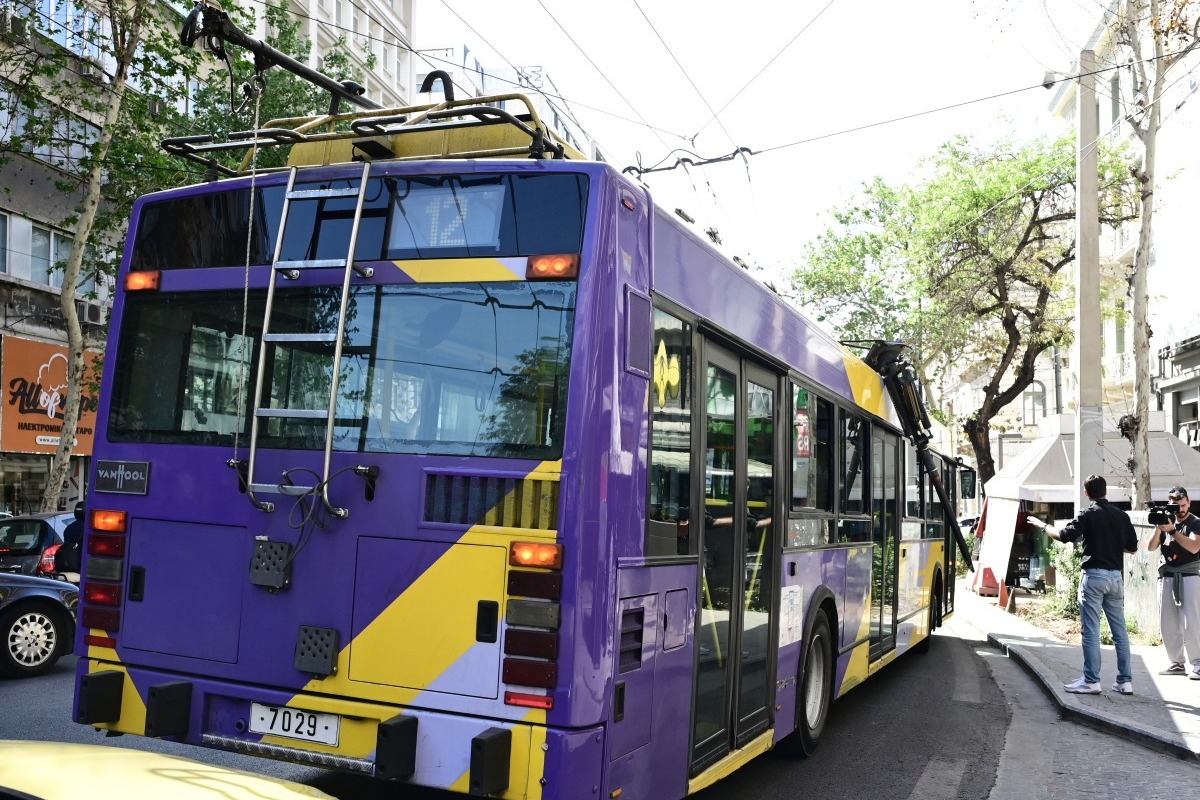 Αγρια επίθεση σε οδηγό τρόλεϊ στον Πειραιά - Αγνωστοι τον ξυλοκόπησαν μέρα-μεσημέρι