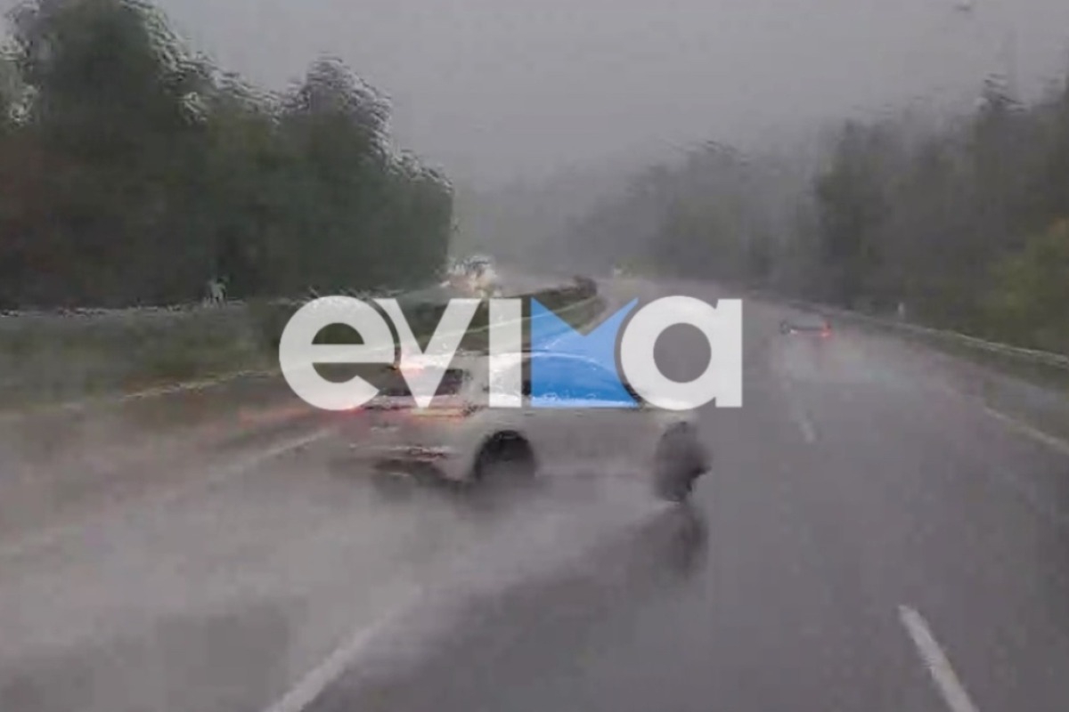 Η στιγμή που οδηγός χάνει τον έλεγχο εν μέσω βροχής και πέφτει πάνω στις μπάρες της Εθνικής Αθηνών - Λαμίας