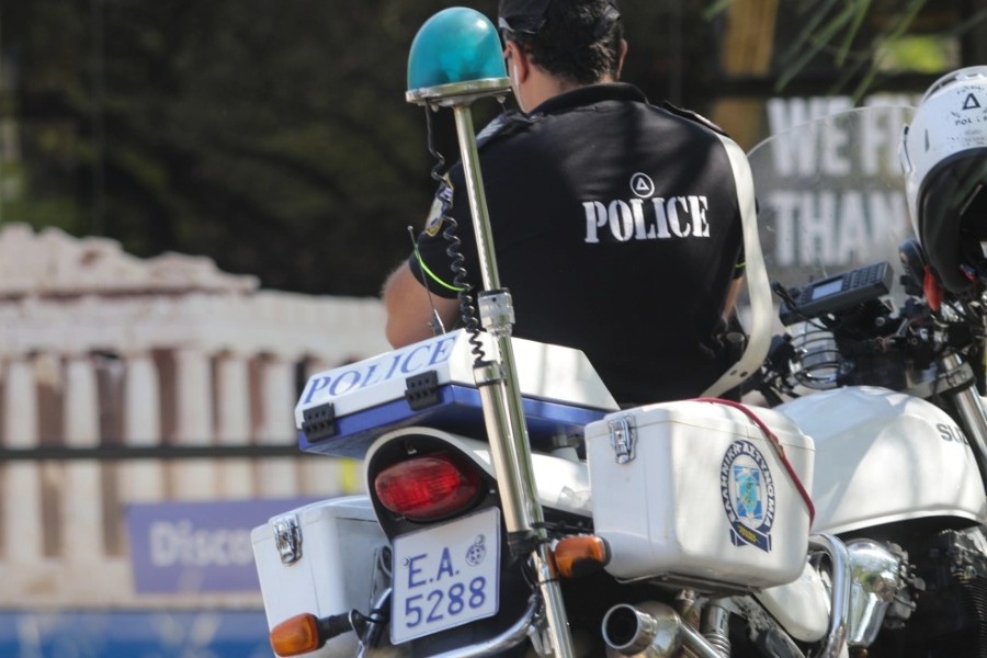 Τσαντάκιας πήγε να κλέψει άνδρα στην Ακρόπολη και κατέληξε στο νοσοκομείο με βαριές κακώσεις
