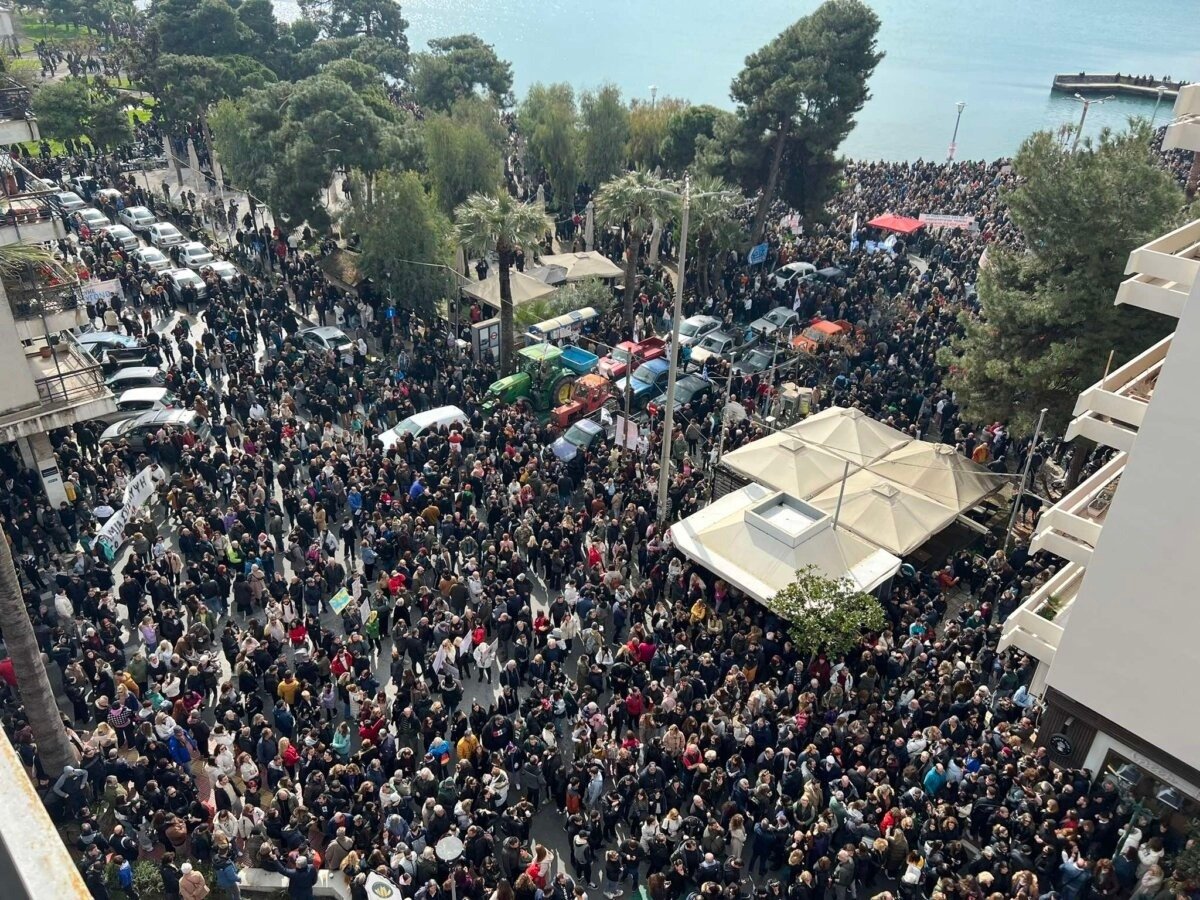 Τέμπη: Δεκάδες χιλιάδες πολίτες στο Βόλο ζητούν δικαιοσύνη για τα 57 θύματα - Δείτε φωτογραφίες