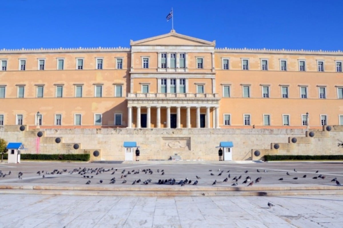 Η δημοκρατία υποχωρεί παγκοσμίως – Ανησυχητικά ευρήματα και για την Ελλάδα