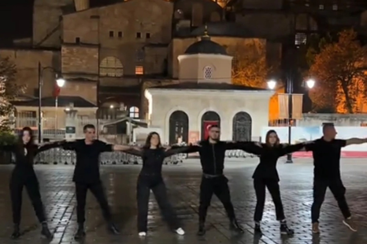 Έλληνες χόρεψαν χασάπικο κάτω από την Αγία Σοφία – Έντονη αντίδραση από τους Τούρκους