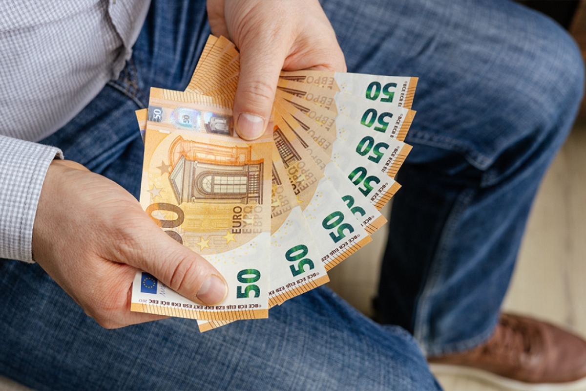Βγήκε στο δρόμο και άρχισε να πετάει 50ευρα ηλικιωμένος στο Αργος Ορεστικό