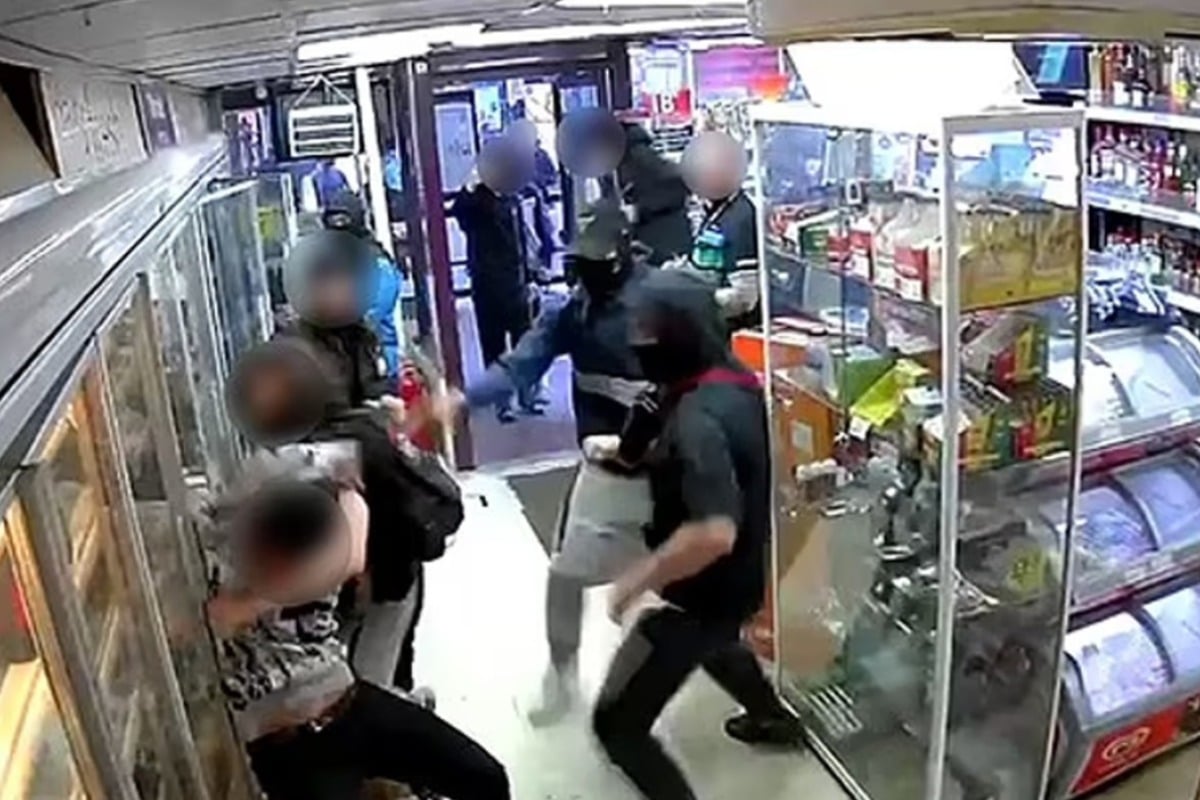 Σοκαριστικό βίντεο: Ανήλικοι ξυλοκόπησαν άγρια υπάλληλο και λεηλάτησαν κατάστημα
