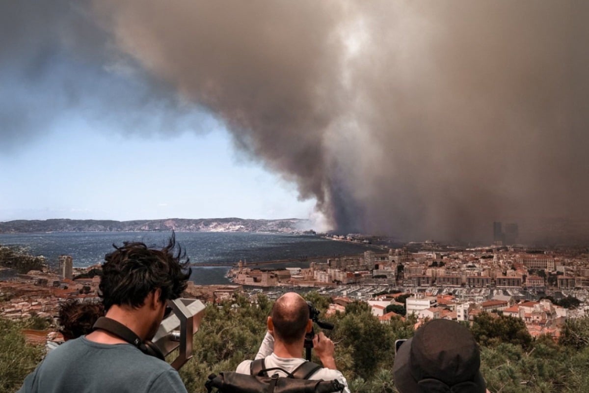 Εικόνες Αποκάλυψης από την πυρκαγιά κοντά στη Μασσαλία