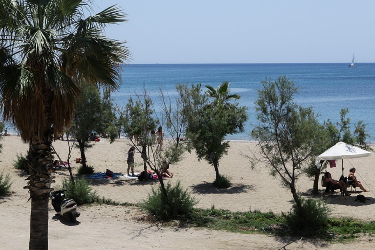 Παλαιό Φάληρο: Βίντεο που ίσως δείχνει το κοριτσάκι ζωντανό έχει στα χέρια του το Λιμενικό