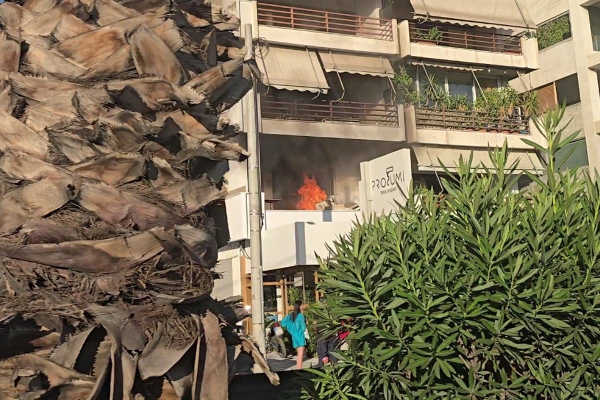 Φωτιά σε διαμέρισμα στη λεωφόρο Ποσειδώνος - Δείτε βίντεο