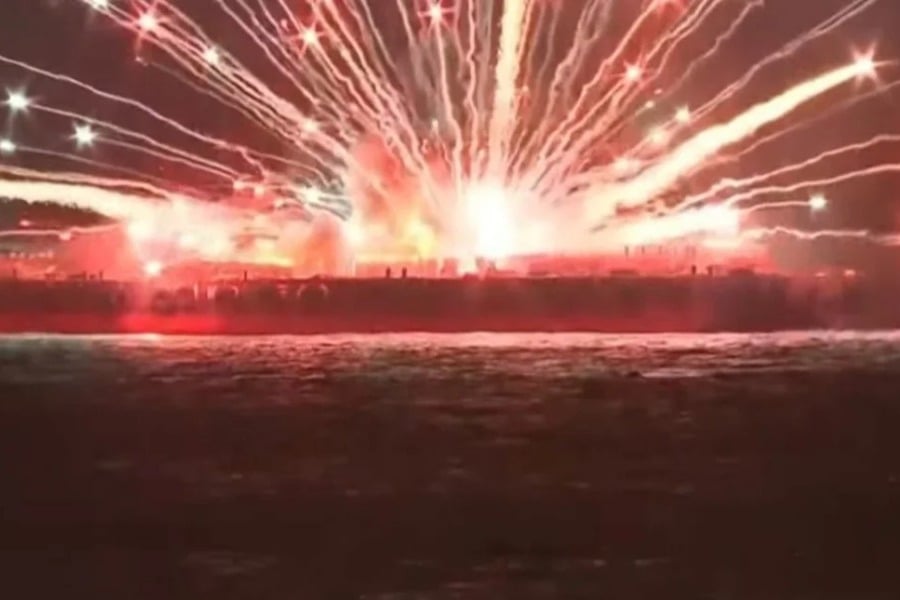 Χάος σε σόου πυροτεχνημάτων στην Ιαπωνία: Φορτηγίδες άρπαξαν φωτιά, εργάτες βούτηξαν στη θάλασσα
