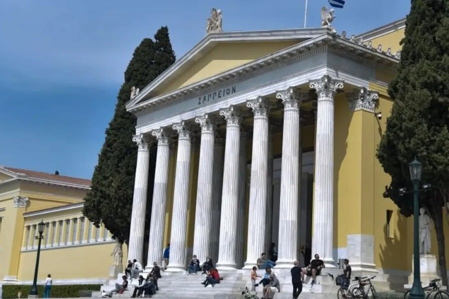 Πέθανε η 67χρονη που αυτοπυρπολήθηκε στην Αίγλη Ζαππείου