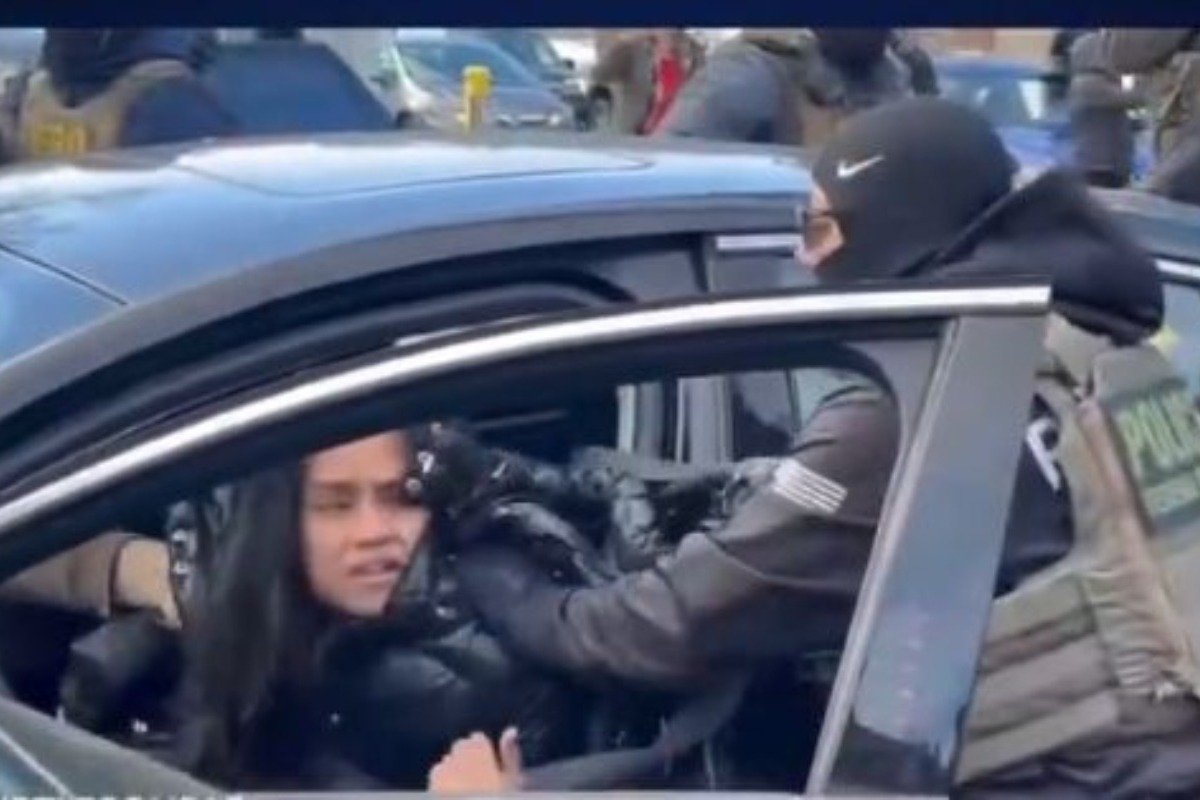 Μινεσότα: Η στιγμή που πράκτορες της ICE βγάζουν με τη βία γυναίκα από αυτοκίνητο - Βίντεο
