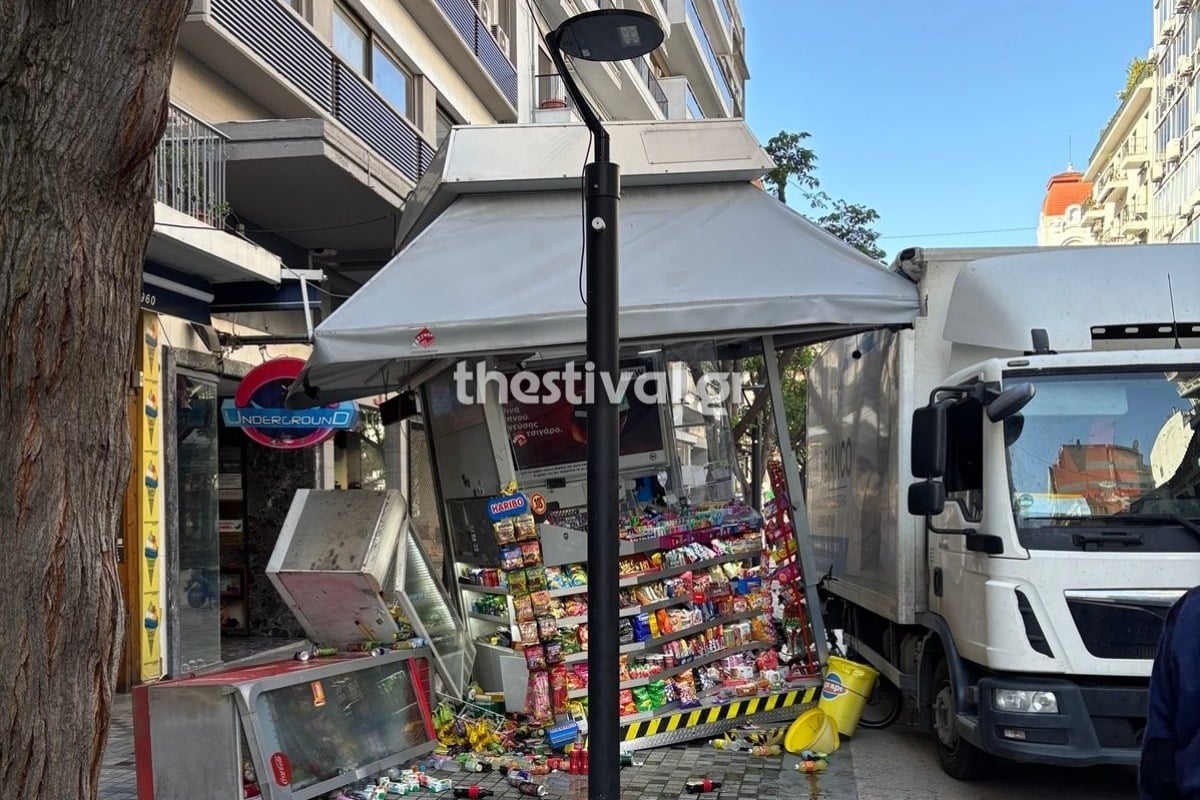 Θεσσαλονίκη: Φορτηγό έπεσε πάνω σε περίπτερο στον πεζόδρομο της Αγίας Σοφίας