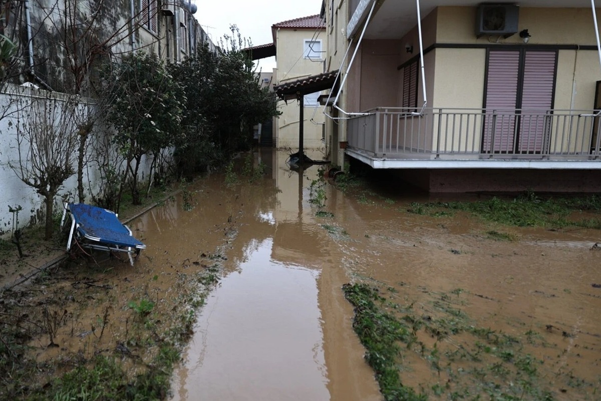 Σοβαρές πλημμύρες σε Λάρισα και Σπάτα – Δρόμος και θάλασσα έγιναν ένα στον Αγιόκαμπο – Νέα «κόκκινη προειδοποίηση»