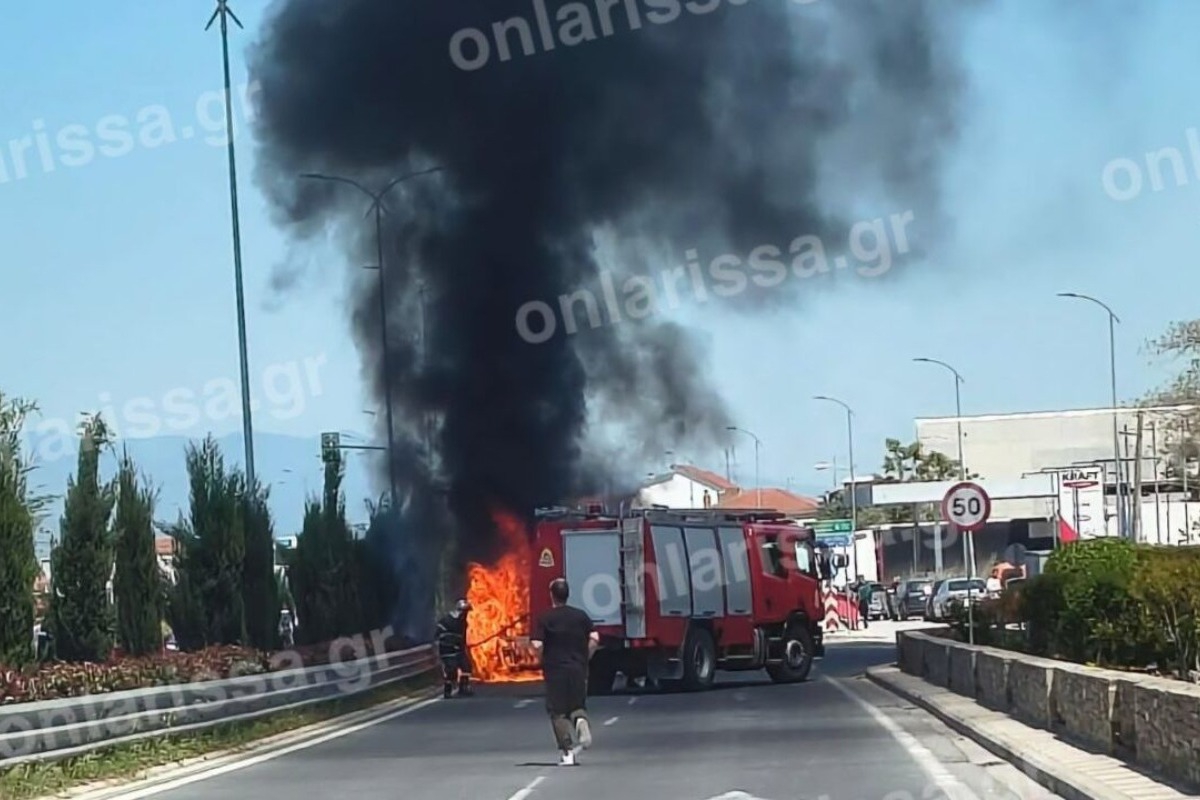 Λάρισα: Αυτοκίνητο τυλίγεται στις φλόγες στη μέση του δρόμου - Δείτε βίντεο