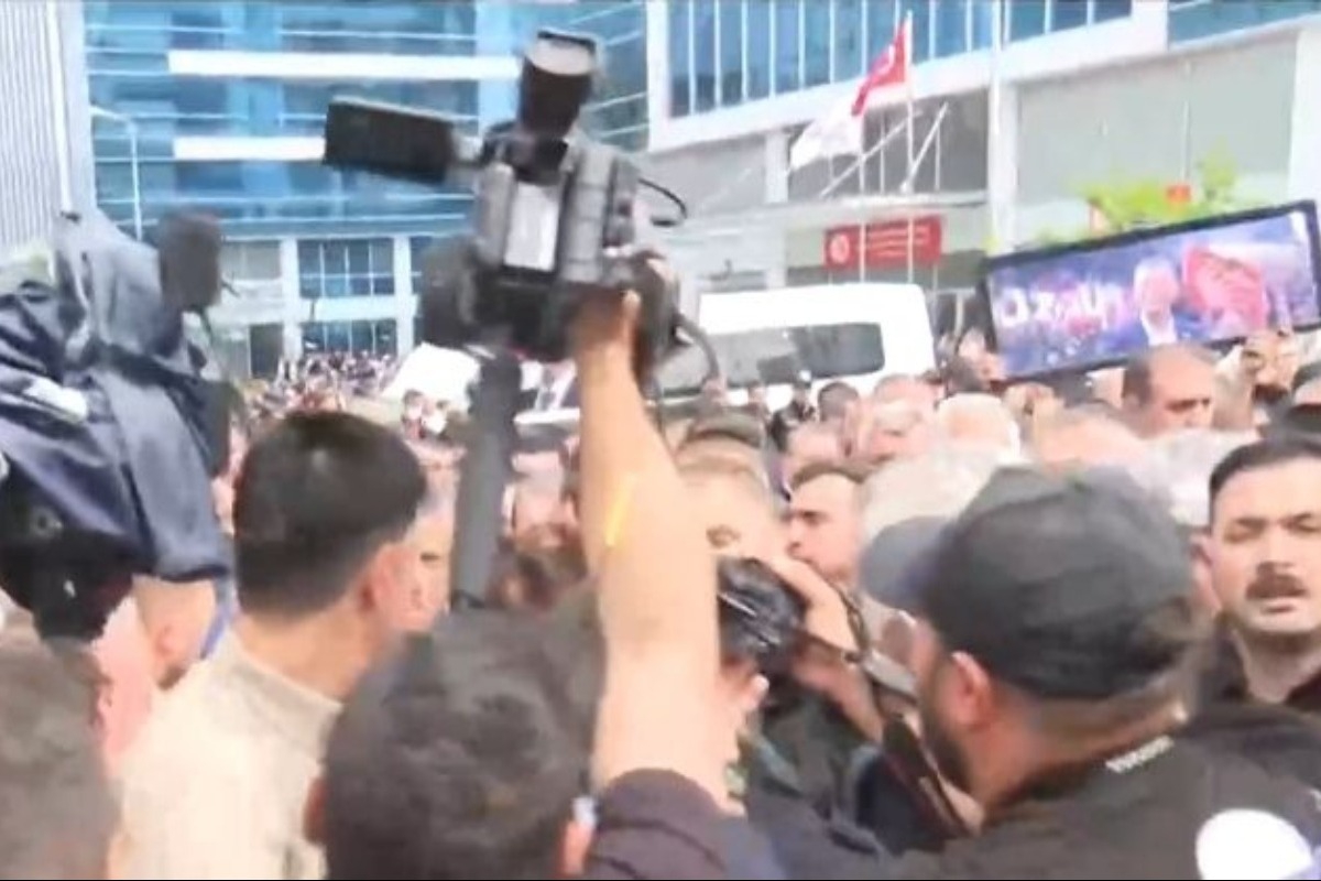 Τουρκία: Επέμβαση αστυνομίας στα κεντρικά γραφεία του CHP - Επεισόδια οπαδών Οζέλ - Κιλιτσντάρογλου