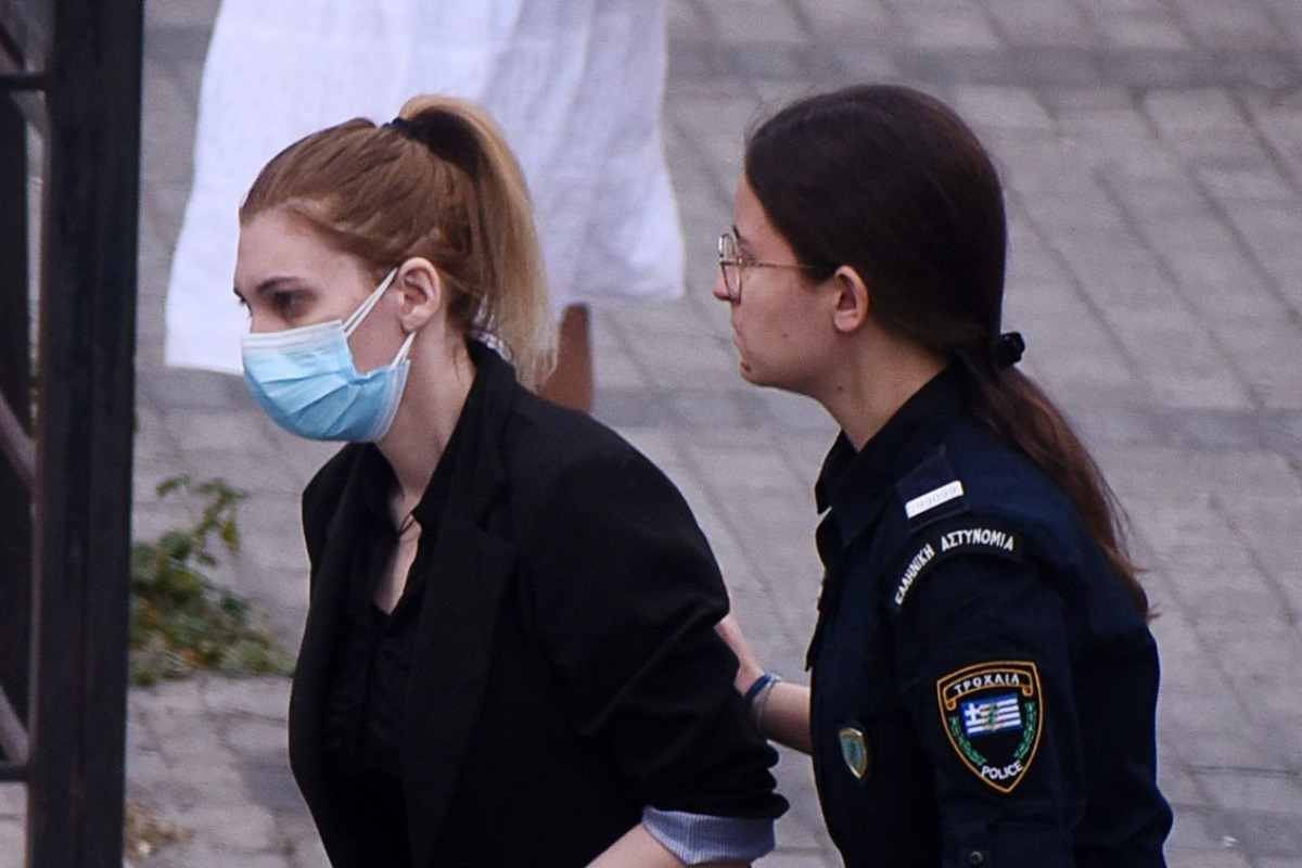 Ρούλα Πισπιρίγκου: Με μπαστούνι στο δικαστήριο