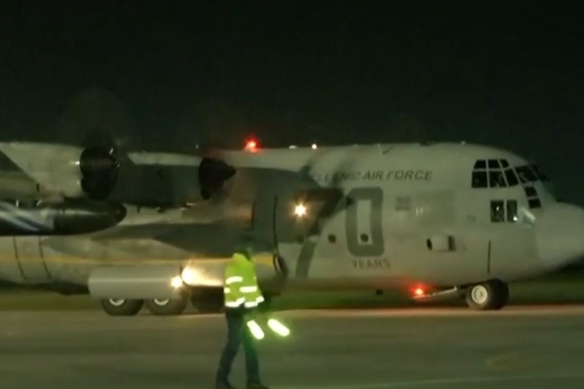 Ελευσίνα: Προσγειώθηκε το C-130 με τους 91 Έλληνες που είχαν εγκλωβιστεί στο Αμπου Ντάμπι
