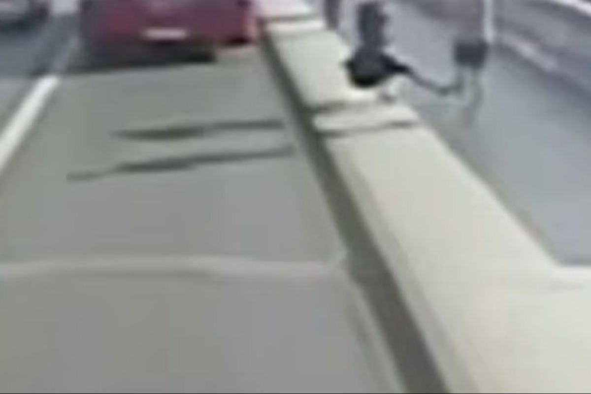 Βρετανία: Σύλληψη 44χρονου οκτώ χρόνια αφού έσπρωξε γυναίκα μπροστά σε λεωφορείο