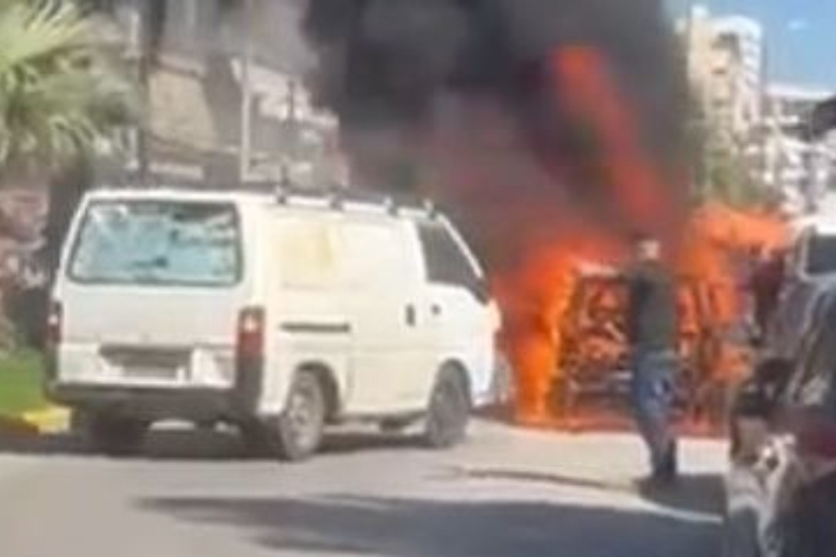 Αλιμος: Αφησε το αμάξι του για να πάει στη λαϊκή και έπιασε φωτιά - Δείτε βίντεο