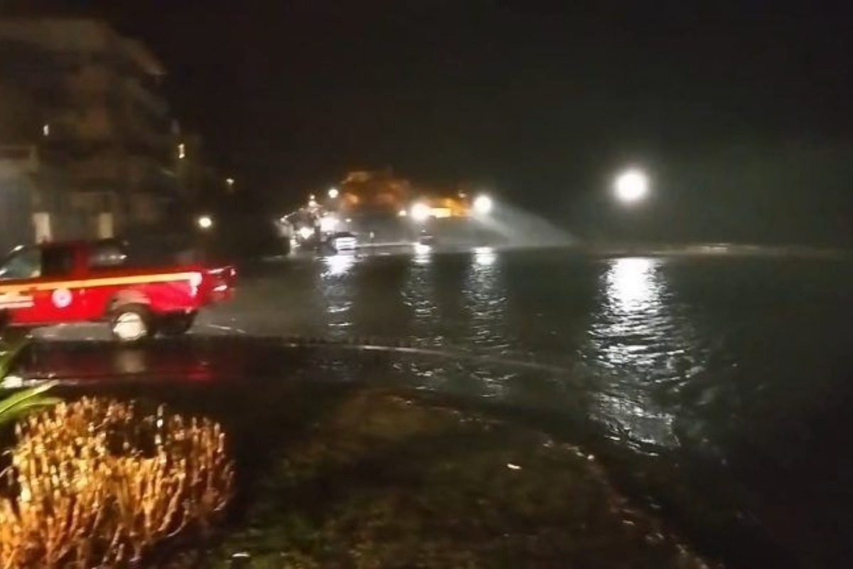 Κακοκαιρία στην Κέρκυρα: Ανεμοστρόβιλος και διακοπή κυκλοφορίας σε παραλιακή οδό - Βίντεο