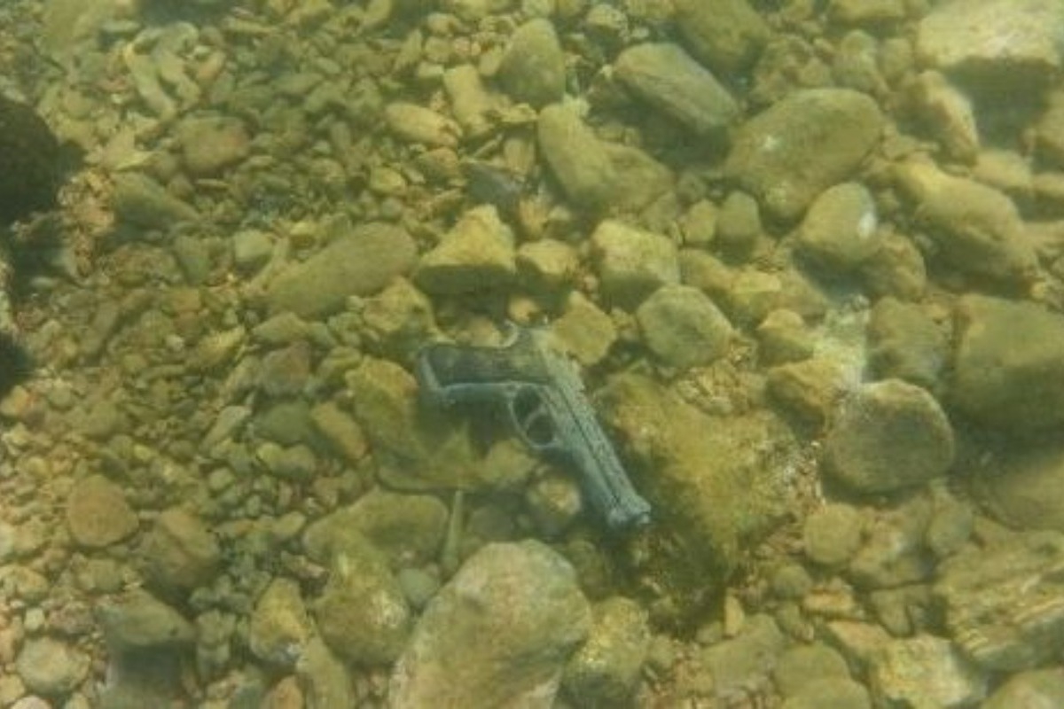 Βόλος: Πιστόλι κρότου εντοπίστηκε μέσα στη θάλασσα, λίγα μέτρα από την ακτή