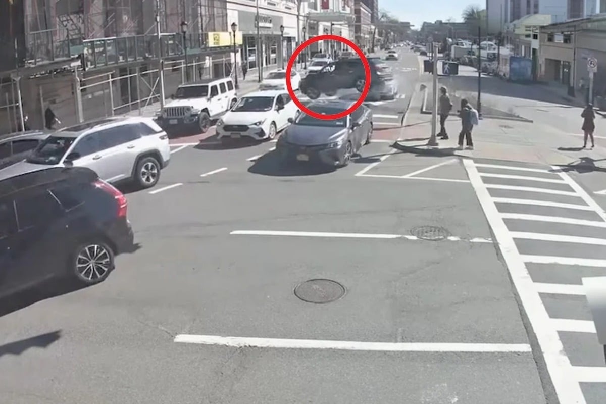 Αυτοκίνητο «πέταξε» πάνω από δρόμο και καρφώθηκε σε σκαλωσιές στη Νέα Υόρκη – Δείτε το σοκαριστικό βίντεο