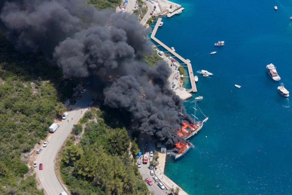 Παξοί: Συνελήφθη πλοίαρχος για τη φωτιά δύο τουριστικών σκαφών - Προκλήθηκε θαλάσσια ρύπανση