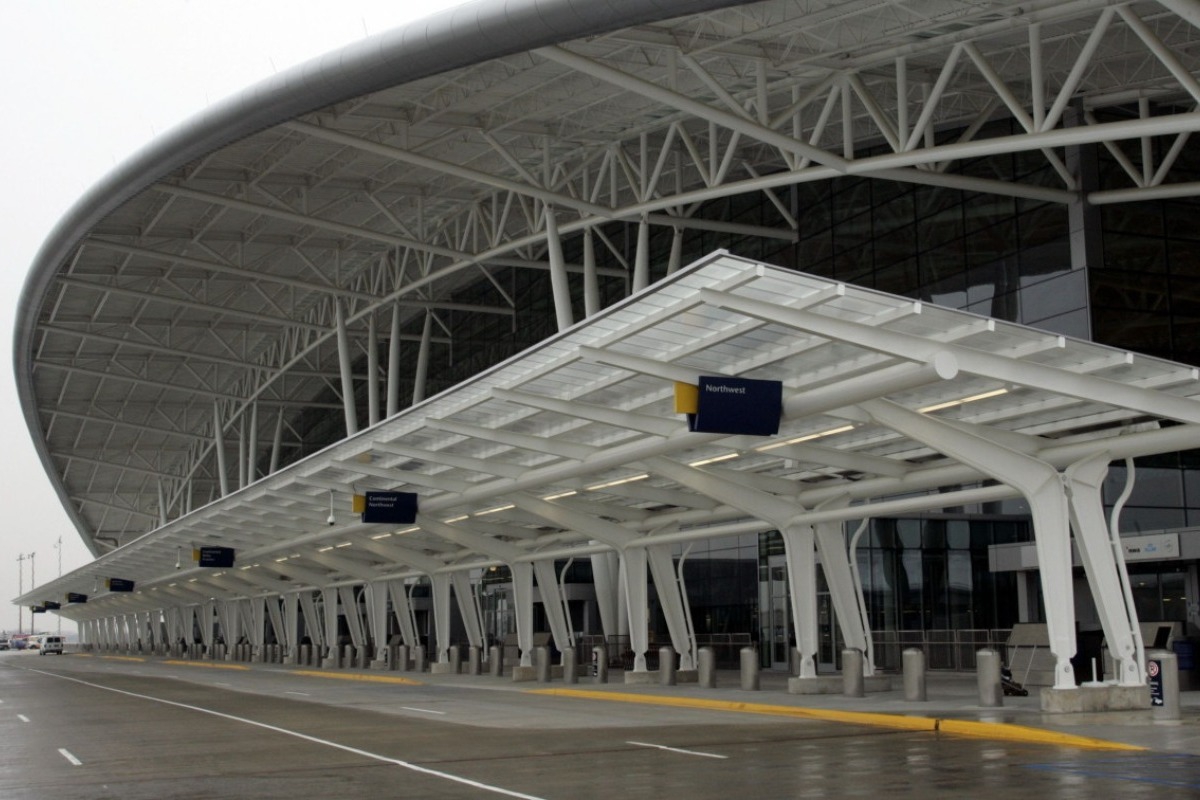 38χρονη επιβάτης έπεσε από ύψος 15 μέτρων σε αεροδρόμιο και πέθανε