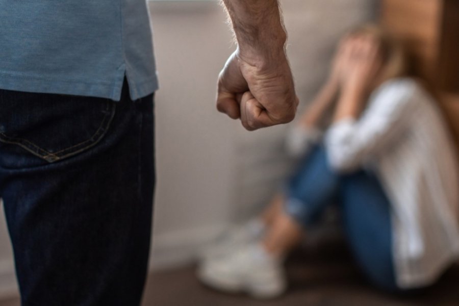 Αγριος ξυλοδαρμός 17χρονης από τον σύντροφό της στη Ρόδο για 5,5 ώρες