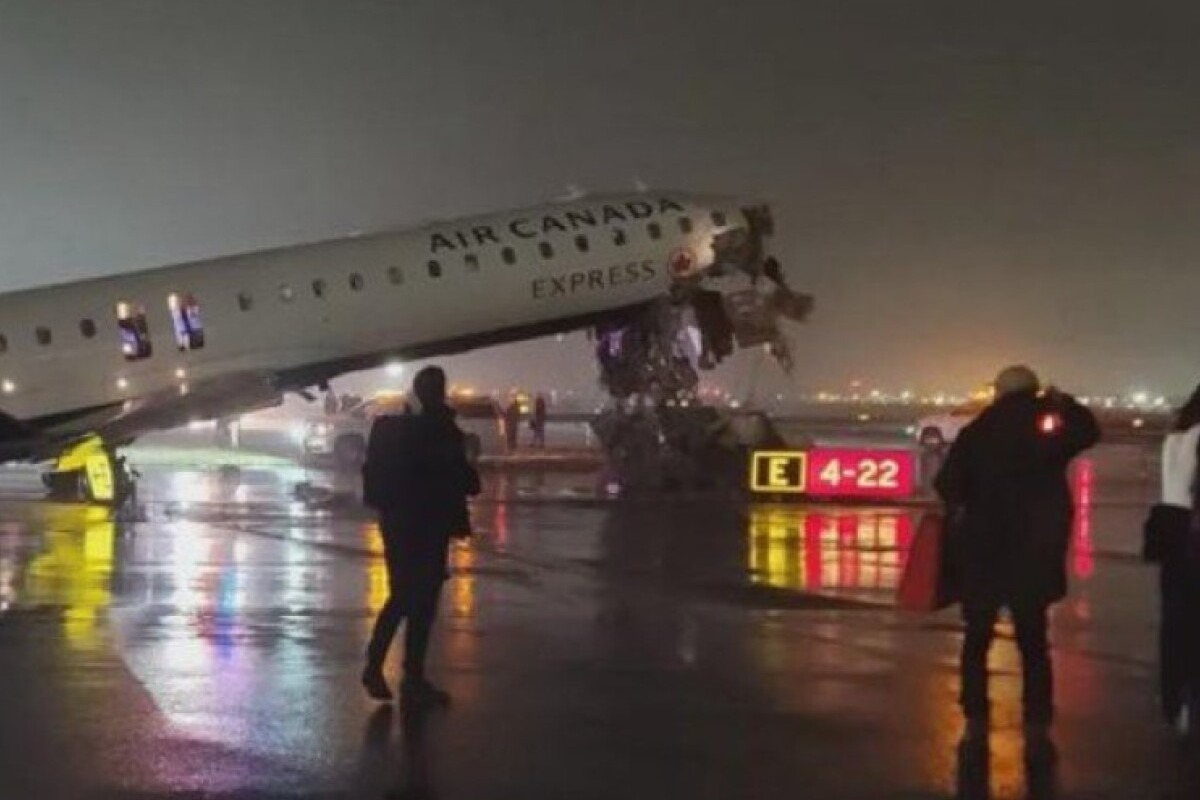 Αεροσκάφος συγκρούστηκε με πυροσβεστικό όχημα σε αεροδρόμιο της Νέας Υόρκης - Αναφορές για νεκρούς και τραυματίες