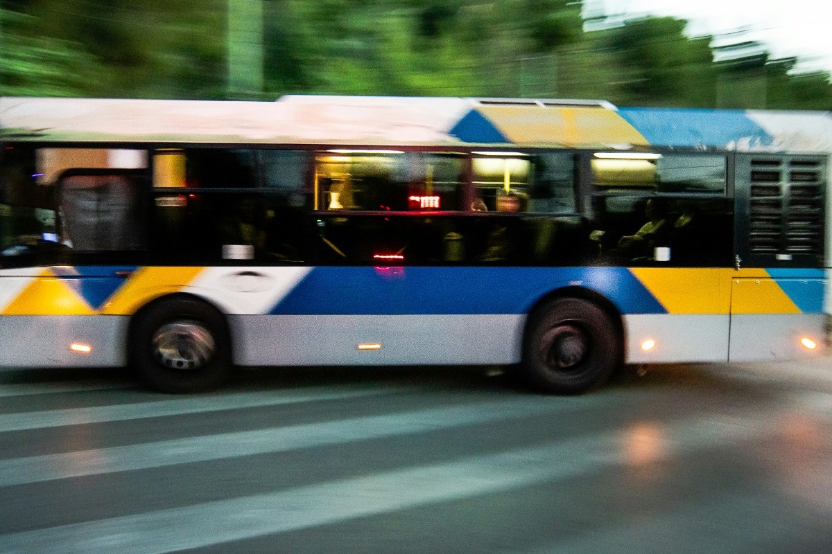 Βούλα: Εντόπισαν 12χρονη, μόνη της σε λεωφορείο – Είπε πως την κακοποιούσαν οι γονείς της