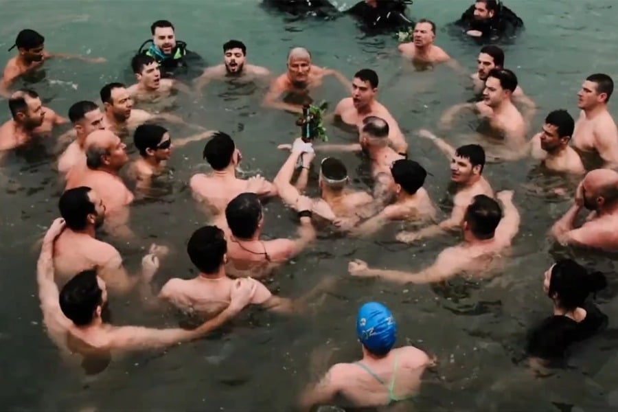 Κολυμβητές έπιασαν τον Σταυρό στα Θεοφάνια στο λιμάνι της Αλεξανδρούπολης και έψαλαν αγκαλιά τον εθνικό ύμνο