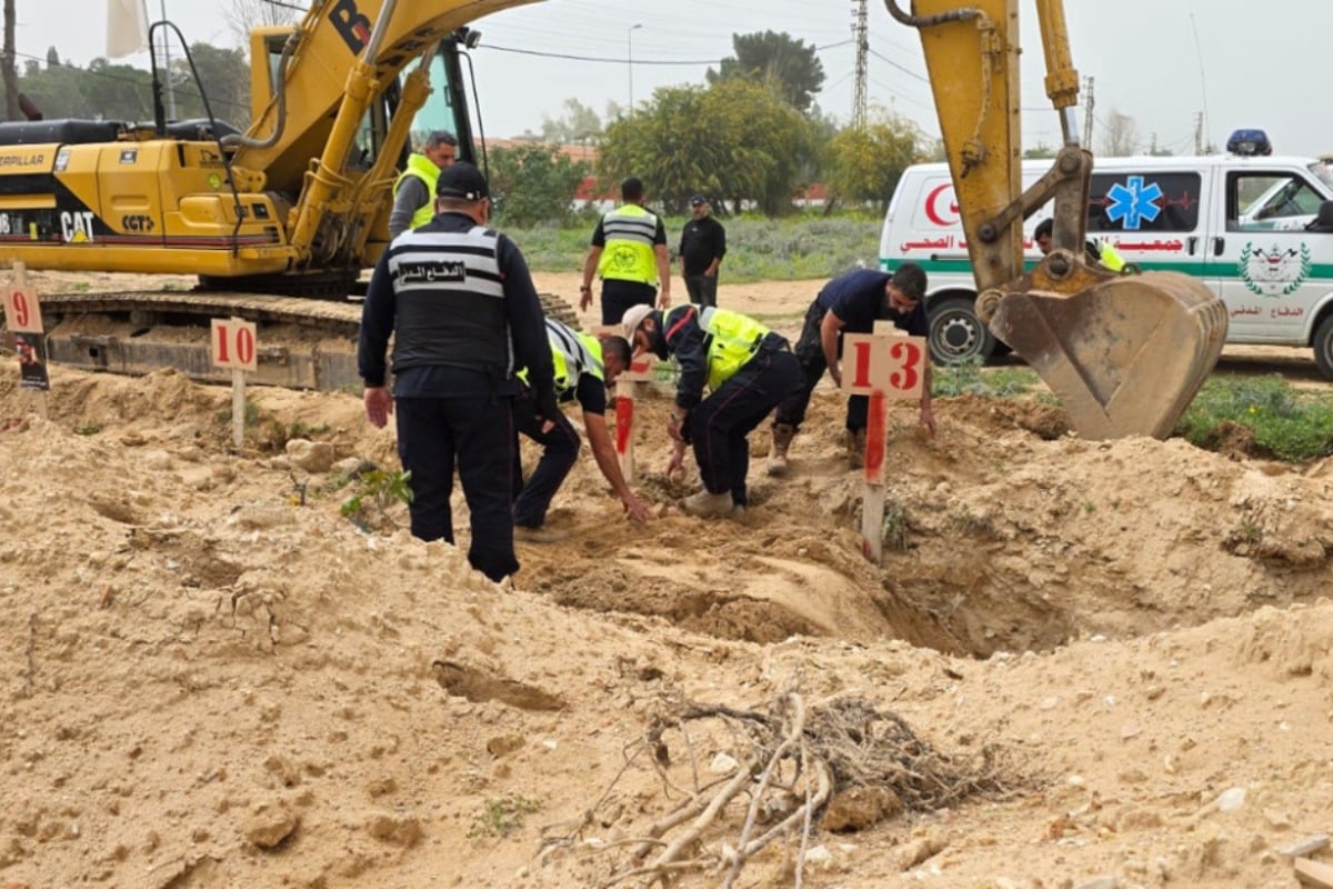 Ανοίγουν τάφους σε οικόπεδα στον Λίβανο για τους νεκρούς τους