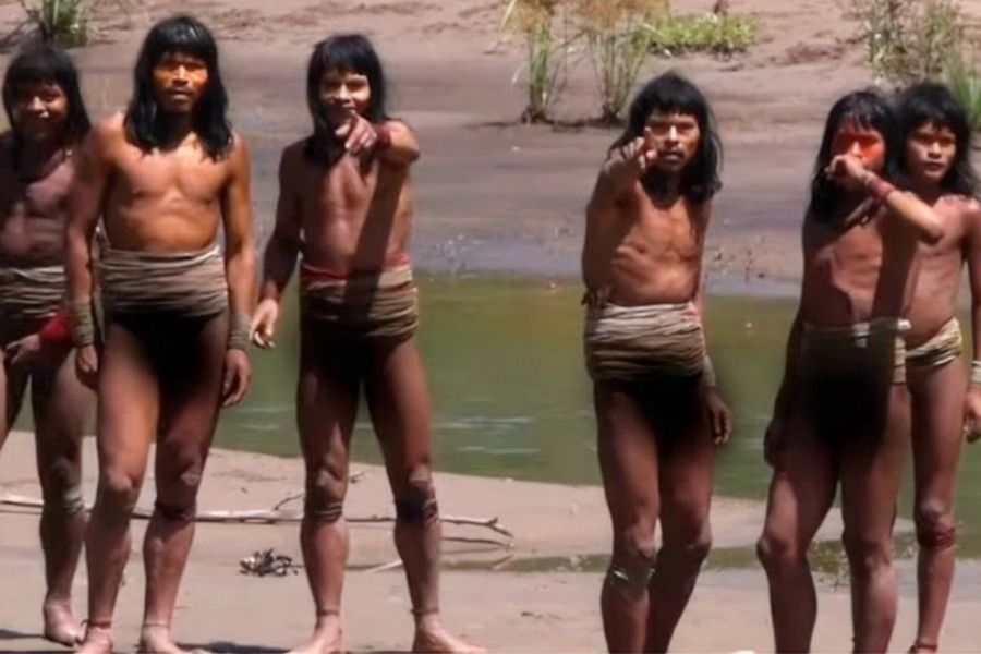 Αδημοσίευτο βίντεο από φυλή που ζει απομονωμένη στον Αμαζόνιο: «Σκεφτόμουν από πού θα έρθει το βέλος»