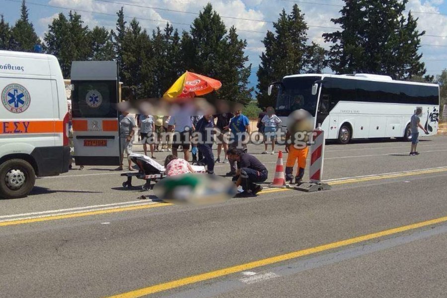 Αμερικανίδα τουρίστρια παρασύρθηκε από ΙΧ όταν θέλησε να δει από κοντά το άγαλμα του Λεωνίδα στις Θερμοπύλες