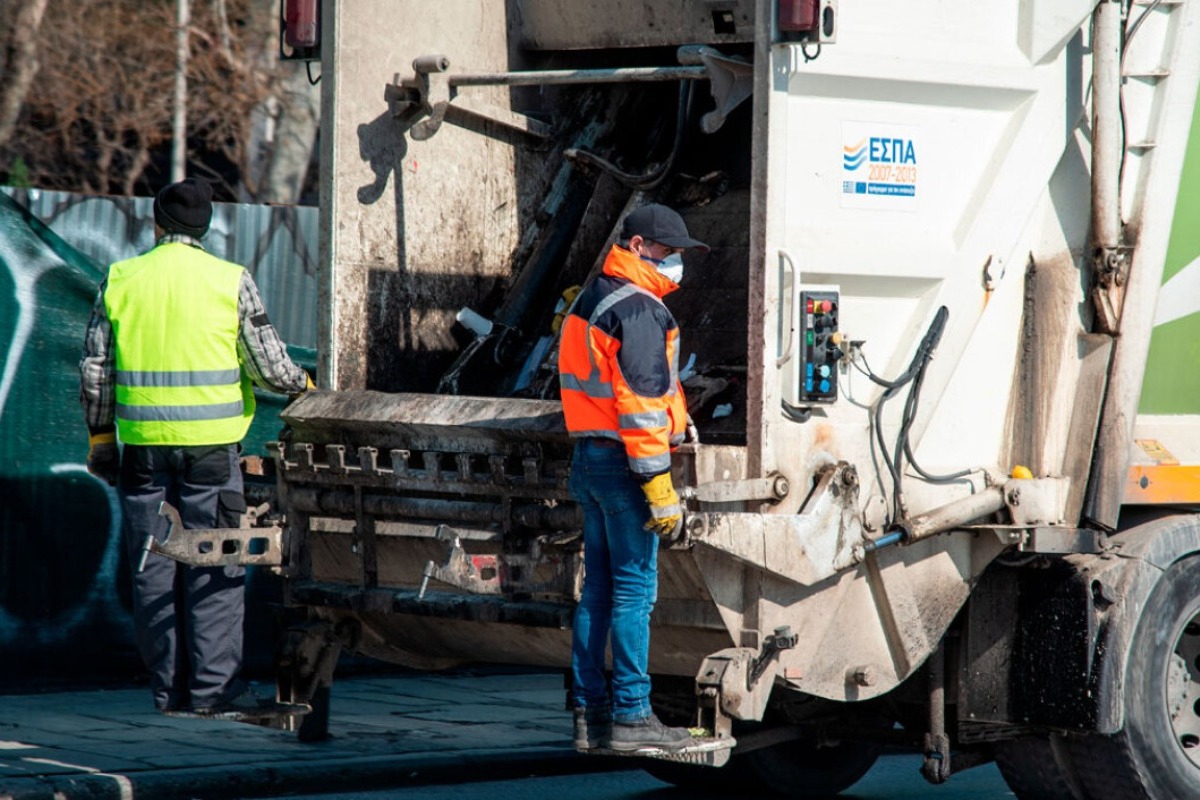 Νεαρός έβγαλε όπλο και απείλησε υπαλλήλους καθαριότητας στη Νέα Ιωνία