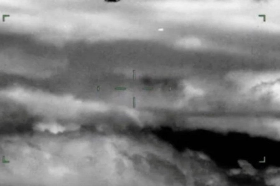 Αρχεία UFO: Αθόρυβα τριγωνικά σκάφη 152 μέτρων και μεταλλική σφαίρα με ανθρώπινο σώμα στα νέα αποχαρακτηρισμένα έγγραφα