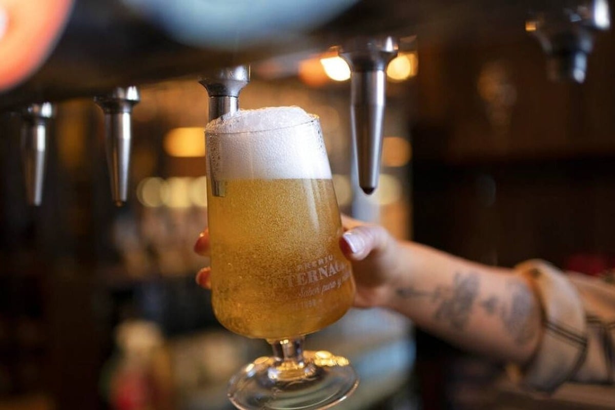 Πολυτέλεια η έξοδος «για μια μπύρα» στην Ελλάδα- Βουτιά στην κατανάλωση παρά τα ρεκόρ στον τουρισμό