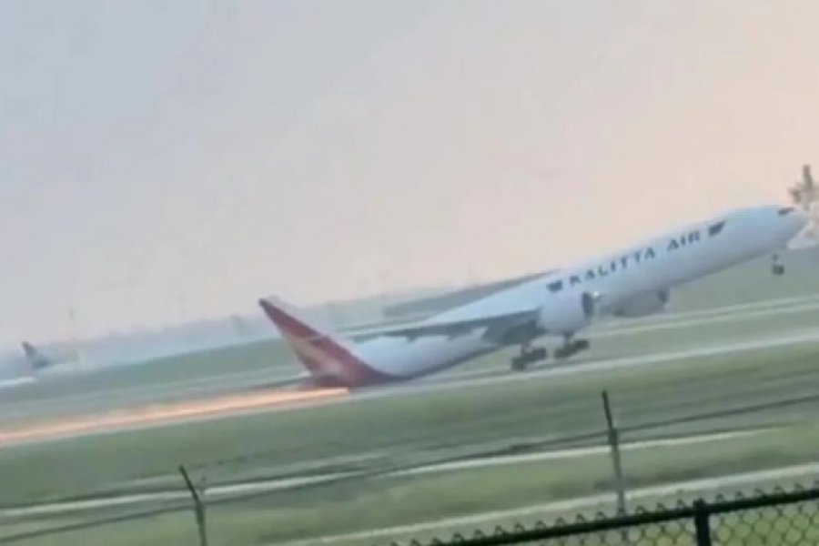 Boeing 777 της Kalitta Air ξύνει με την ουρά τον διάδρομο στο Σινσινάτι, πετά σπίθες και επανασηκώνεται – Βίντεο