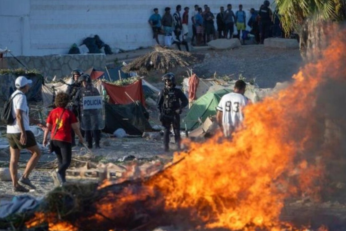 Σκηνές χάους στη Θέουτα: Κάτοικοι έκαψαν καταυλισμό μεταναστών - «Γυρίστε πίσω στο Μαρόκο»