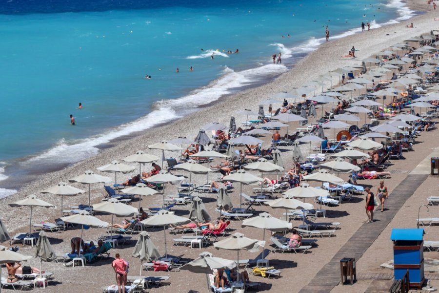 Χαλκιδική: Τοποθέτησαν και πάλι τις 100 ομπρέλες στην παραλία που είχε ξηλώσει ο δήμος Πολυγύρου