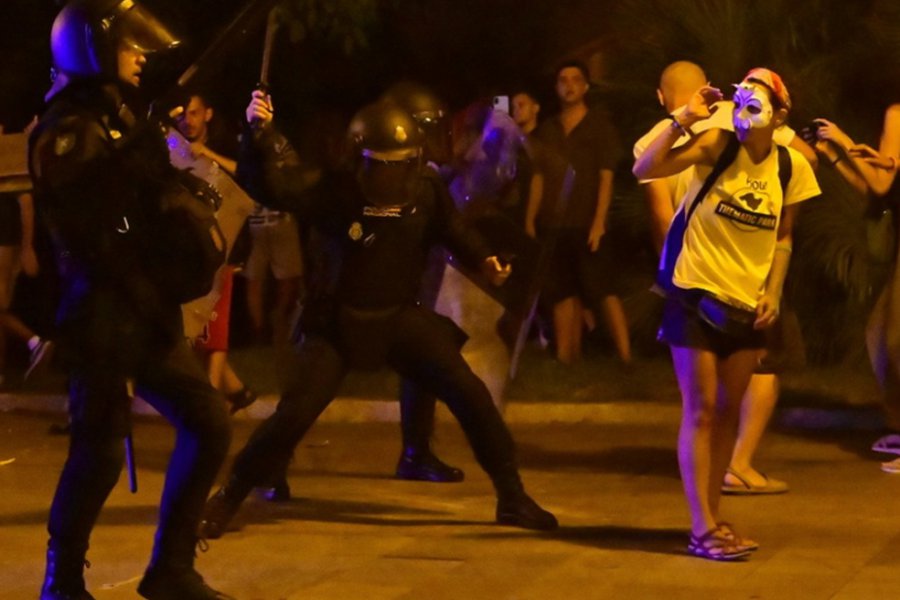 Χάος σε διαδήλωση κατά του υπερτουρισμού στη Μαγιόρκα: Οκτώ τραυματίες, πλαστικές σφαίρες και χιλιάδες διαδηλωτές, δείτε βίντεο