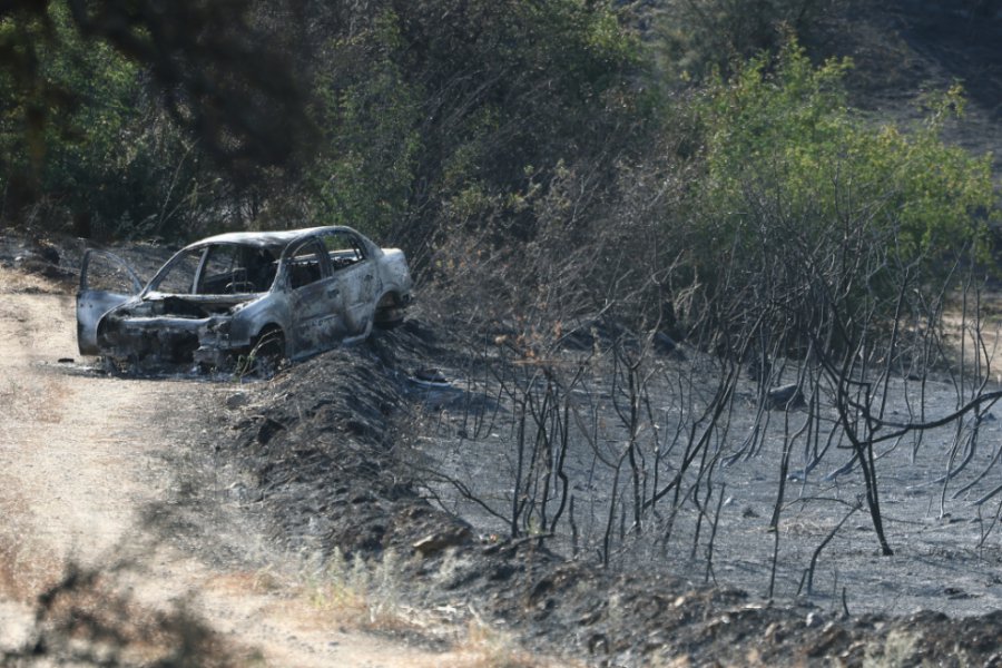 Χωρίς ενεργό μέτωπο η πυρκαγιά στο Ωραιόκαστρο μετά από ολονύχτια μάχη - Κάηκαν επιχειρήσεις, 4 πυροσβέστες στο νοσοκομείο