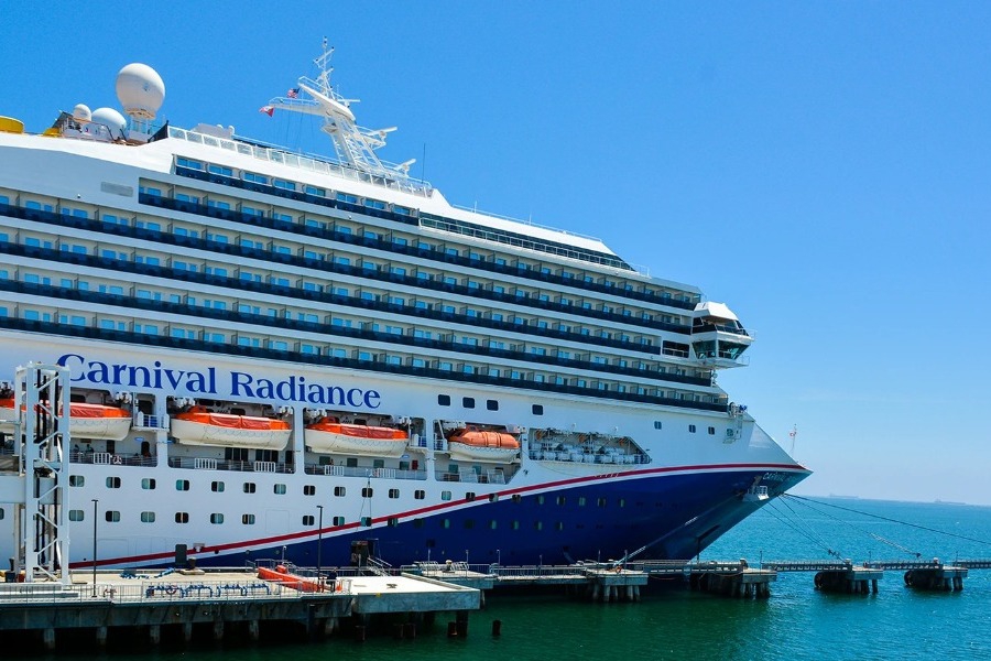 Έπεσε και χτύπησε αφού ήπιε 14 σφηνάκια σε κρουαζιερόπλοιο και πήρε αποζημίωση γιατί δεν την σταμάτησε ο μπάρμαν