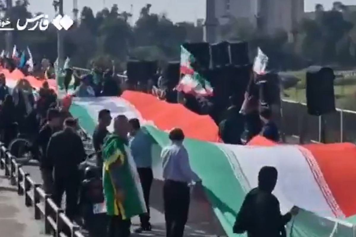 Ιράν: Το καθεστώς σχηματίζει «ανθρώπινες αλυσίδες» σε γέφυρες - Βίντεο