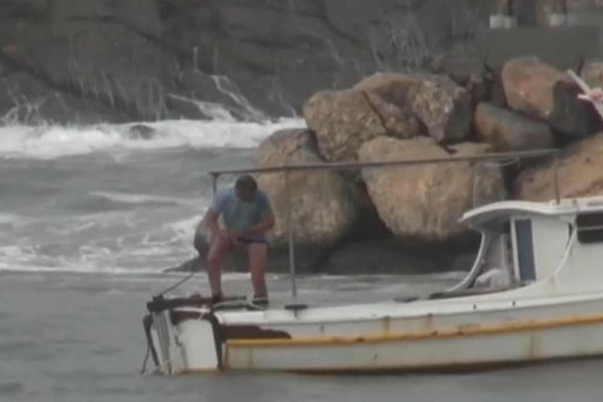 Αστυπάλαια: Ψαράς πάλεψε με τα κύματα και τα 10 μποφόρ για να σώσει το καΐκι του