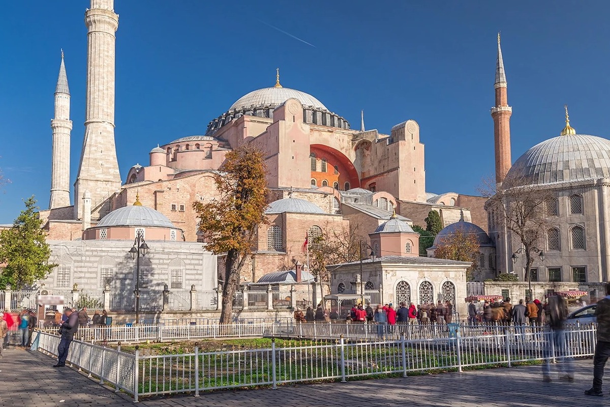 Συνελήφθησαν δυο Έλληνες που άνοιξαν ελληνική σημαία στην Αγιά Σοφιά
