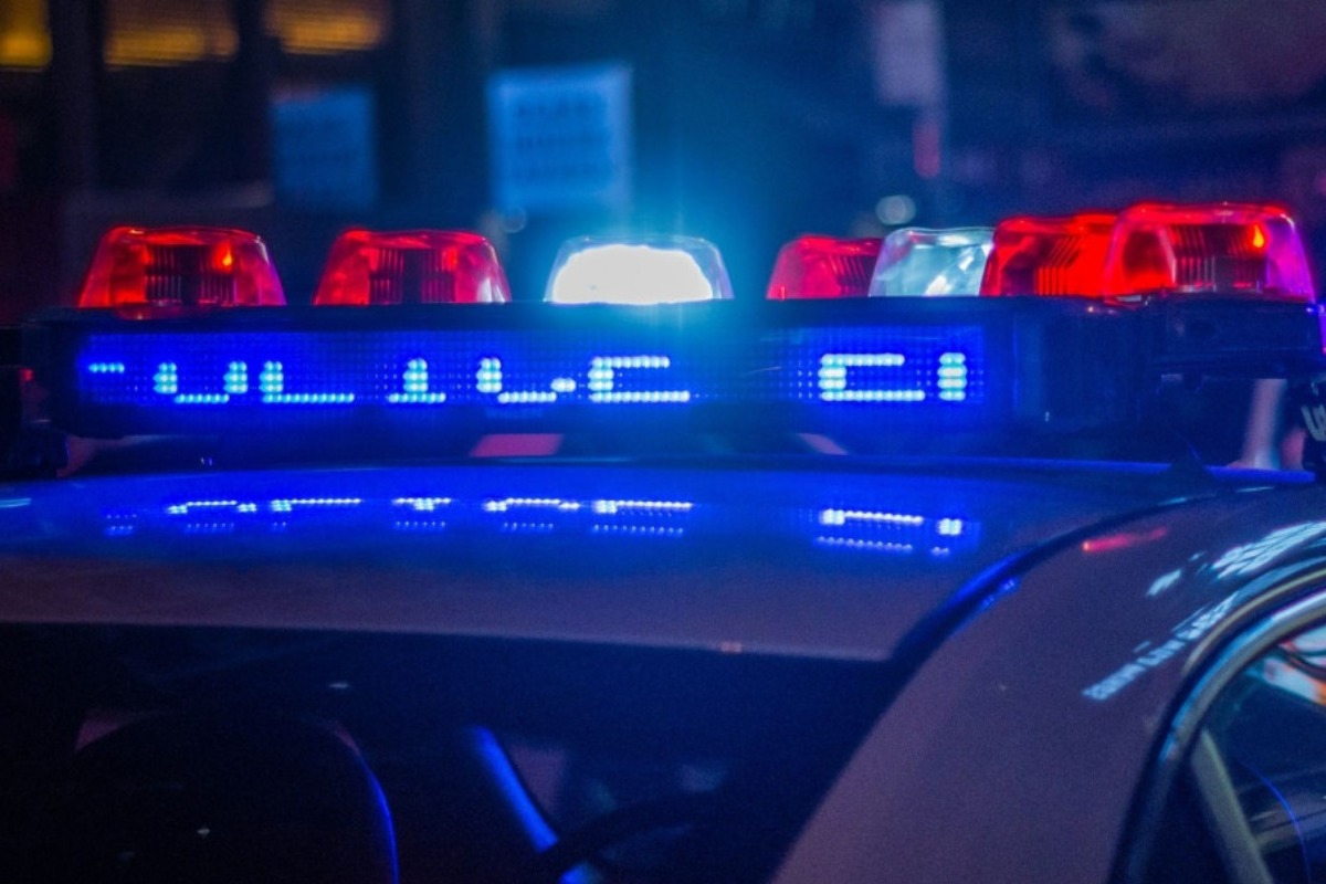 Συναγερμός στο κέντρο της Αθήνας: Αυτοκίνητο «καρφώθηκε» σε καφετέρια